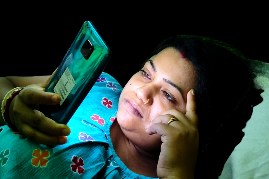 মোবাইল বেশি ব্যবহার করলে চোখের ক্ষতি